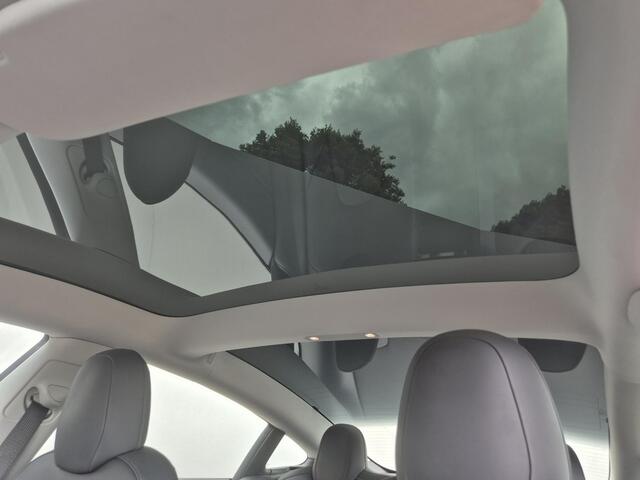 Tesla Model 3 Performance AWD 75 kWh / CCS snelladen / Stuur- Stoel & Achterbank verwarming / Panoramadak / Rondomzicht camera / Draadloze telefoon lader / Elektrische achterklep / Voorruit verwarming / Apple Carplay Android Auto / Lichtmetalen wielen 20" /