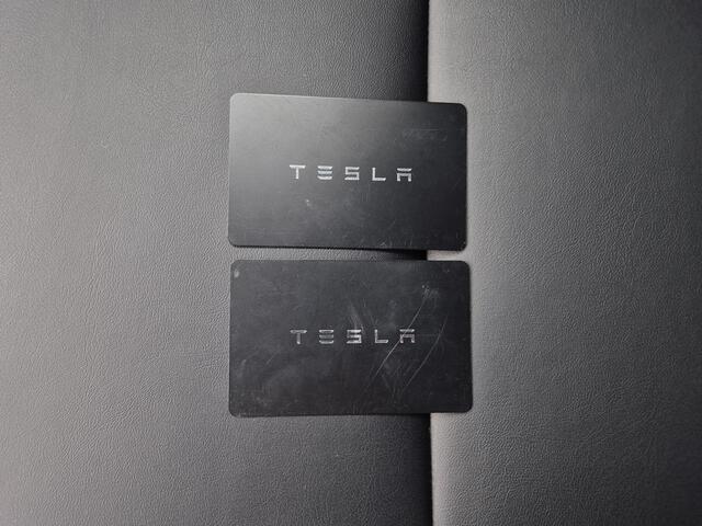 Tesla Model 3 Performance AWD 75 kWh / CCS snelladen / Stuur- Stoel & Achterbank verwarming / Panoramadak / Rondomzicht camera / Draadloze telefoon lader / Elektrische achterklep / Voorruit verwarming / Apple Carplay Android Auto / Lichtmetalen wielen 20" /
