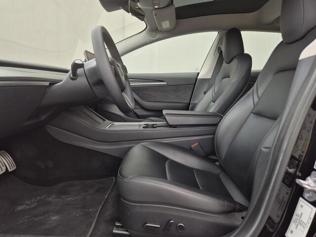 Tesla Model 3 Performance AWD 75 kWh / CCS snelladen / Stuur- Stoel & Achterbank verwarming / Panoramadak / Rondomzicht camera / Draadloze telefoon lader / Elektrische achterklep / Voorruit verwarming / Apple Carplay Android Auto / Lichtmetalen wielen 20" /