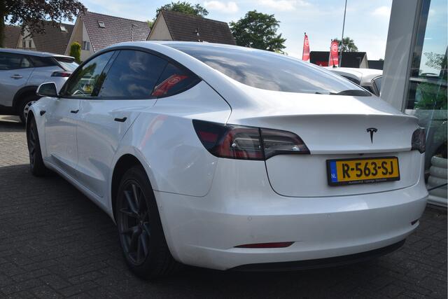 Tesla Model 3 Standard RWD Plus 60 kWh Leer | Autopilot | Camera | Trekhaak | Pano | 18 inch | Keyless
