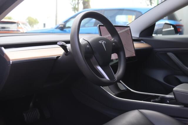 Tesla Model 3 Standard RWD Plus 60 kWh Basic Autopilot, Stoelverwarming, Panoramadak, Trekhaak, Camera