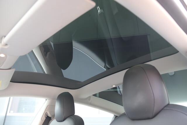 Tesla Model 3 Standard RWD Plus 60 kWh Basic Autopilot, Stoelverwarming, Panoramadak, Trekhaak, Camera