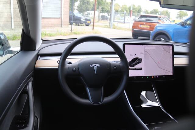 Tesla Model 3 Standard RWD Plus 60 kWh Basic Autopilot, Stoelverwarming, Panoramadak, Trekhaak, Camera