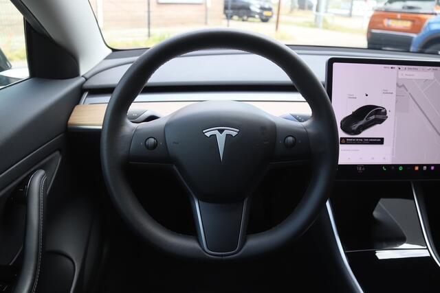 Tesla Model 3 Standard RWD Plus 60 kWh Basic Autopilot, Stoelverwarming, Panoramadak, Trekhaak, Camera