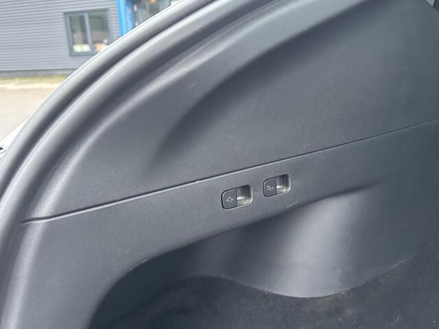 Tesla Model Y Long Range AWD 75 kWh SOH 96% | AUTOPILOT| TESLA GARANTIE OP DE HOOGVOLTACCU EN AANDRIJFLIJN TOT 2030 of 192.000KM | STOEL + STUURVERWARMING| ACHTERBANK VERWARMD