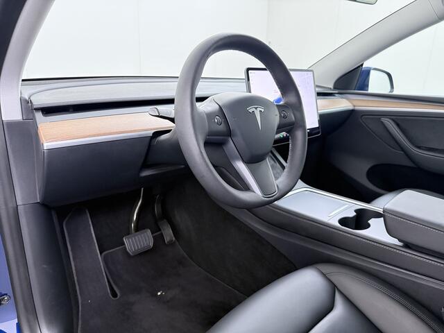 Tesla Model Y Long Range AWD 514pk SOH 92% Trekhaak Warmtepomp Leder Panoramadak Matrix-LED Autopilot Elektr.Stuur+Stoel+Verwarmd Navi Ecc Premium Audio Keyless Priv.Glass Camera's Elektr.AchterKlep Parkeer Assistent Sentry-Mode Privacyglas Bluetooth Dodehoek detector 