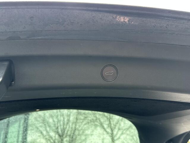 Tesla Model Y Long Range AWD 75 kWh SOH 96% | AFNEEMBARE TREKHAAK | STOEL- EN STUURVERWARMING | FABRIEKSGARANTIE |