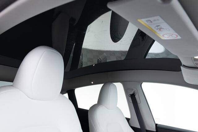 Tesla Model Y RWD 58 kWh | PANORAMADAK | LEDER