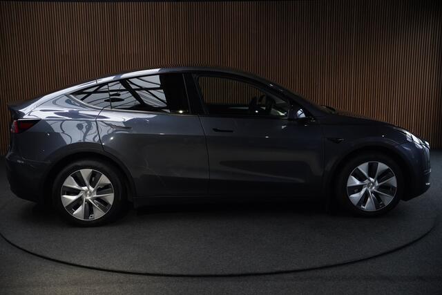 Tesla Model Y Long Range Dual Motor AWD 514pk Afn. trekhaak Navi Camera Leer Warmtepomp ACC Autopilot PDC Elektr. achterklep Stoelverwarmimg voor en achter Stuurverwarming Optie: Full Self-Driving Capability BTW auto