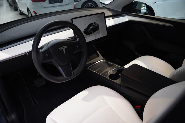 Tesla Model Y Long Range Dual Motor AWD 514pk Afn. trekhaak Navi Camera Leer Warmtepomp ACC Autopilot PDC Elektr. achterklep Stoelverwarmimg voor en achter Stuurverwarming Optie: Full Self-Driving Capability BTW auto