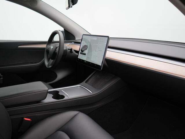 Tesla Model Y Long Range AWD 75 kWh 441pk SOH 92,3% | Full Self-Driving Capability | Panodak | Adaptive Cruise | Lederen Sportstoelen Memory & Verwarmd | Camera | Navigatie |