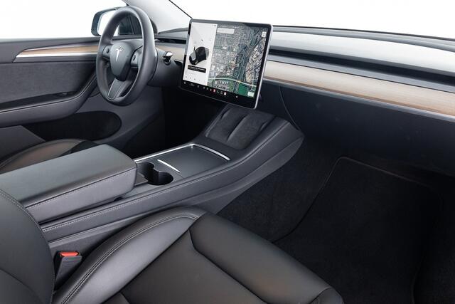 Tesla Model Y RWD 58 kWh | PANORAMADAK | LEDER