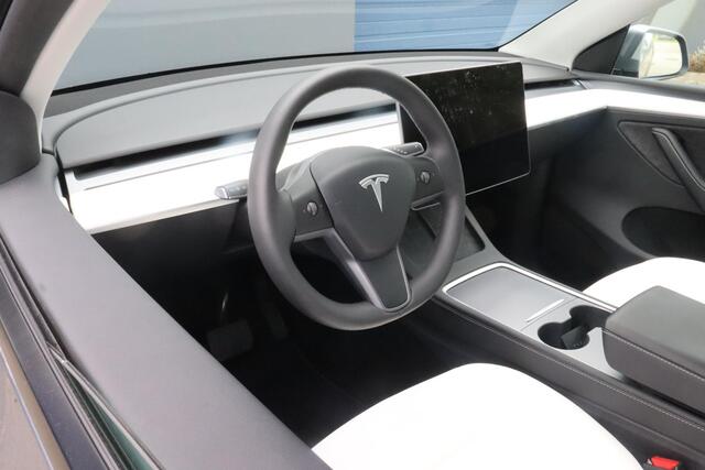 Tesla Model Y Long Range AWD 75 kWh | SOH 95% | Full Self-Driving comp 3 | Warmtepomp | Trekhaak | 20 inch Lm velgen