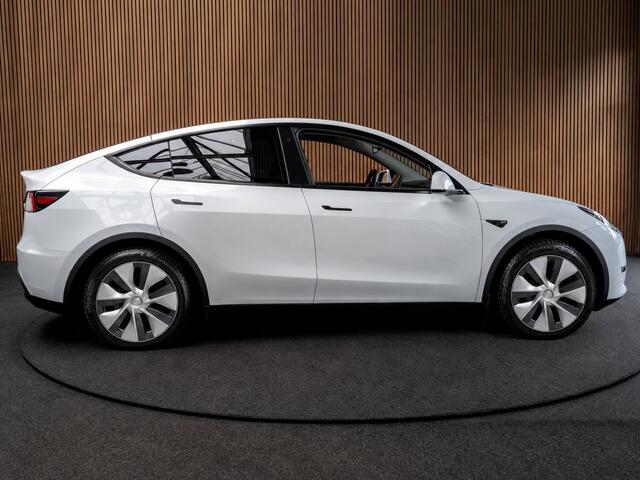 Tesla Model Y Long Range Dual Motor AWD 351pk Navi Camera Leer Warmtepomp ACC Autopilot PDC Elektr. achterklep Stoelverwarmimg voor en achter Stuurverwarming BTW auto SoH is 93,6%