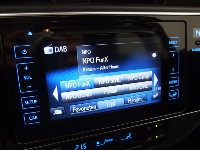 Toyota AURIS 1.8 Hybrid Dynamic Ultimate CAMERA / STOELVERW / DAB+ / PDC / BLUETOOTH / CRUISE / NL-AUTO .