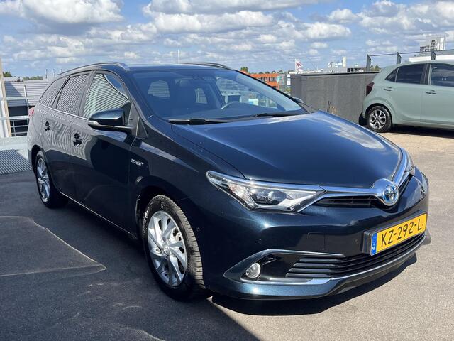 Toyota AURIS Touring Sports 1.8 Hybrid Lease pro Trekhaak, Panoramadak, Navigatie, Stoelverwarming, Parkeersensoren, Achteruitrijcamera, Cruise control, Dealeronderhouden