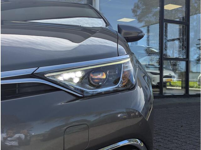 Toyota AURIS 1.8 Hybrid Executive | Half-leer | Afn. trekhaak | Stoelverw. | PDC V+A | Camera | Cruise | Climate control