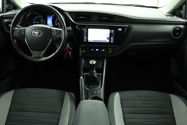 Toyota AURIS 1.2T Aspiration | Airco | Achteruitrijcamera | Cruise Control | Navigatie | Trekhaak | 1300 kg Trekgewicht |