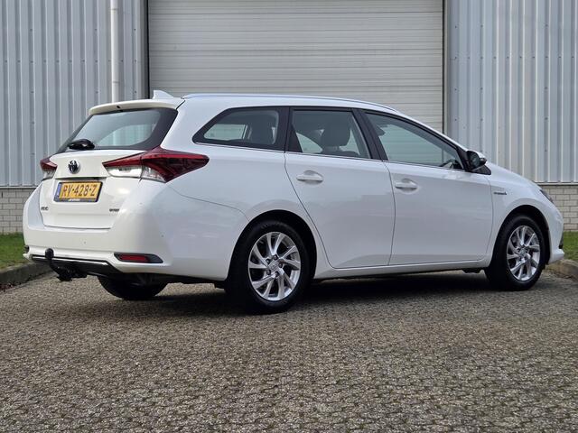 Toyota AURIS Touring Sports 1.8 Hybrid Aspiration / Achteruitrijcamera / Trekhaak / All Season Banden / Navigatie / Lichtmetalen Velgen / Cruise Control / Climate Control /