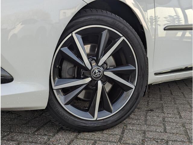 Toyota AURIS 1.8 Hybrid Black Edition | Trekhaak | Stoelverwarming | Cruise control | Camera | Navi | PDC voor