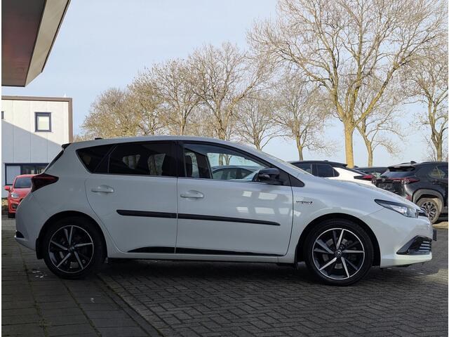 Toyota AURIS 1.8 Hybrid Black Edition | Trekhaak | Stoelverwarming | Cruise control | Camera | Navi | PDC voor