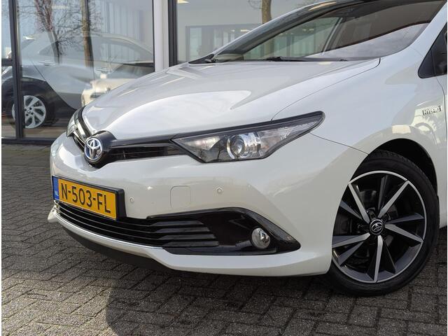 Toyota AURIS 1.8 Hybrid Black Edition | Trekhaak | Stoelverwarming | Cruise control | Camera | Navi | PDC voor