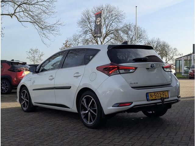 Toyota AURIS 1.8 Hybrid Black Edition | Trekhaak | Stoelverwarming | Cruise control | Camera | Navi | PDC voor