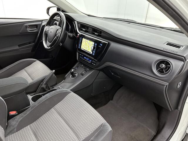 Toyota AURIS 1.8 Hybrid Black Edition | Trekhaak | NL auto | Achteruitrijcamera | Onderweg-naar-dealer