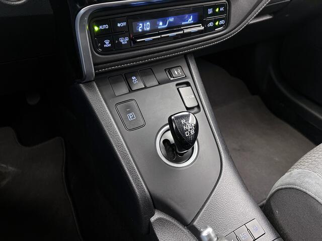 Toyota AURIS 1.8 Hybrid Black Edition | Trekhaak | NL auto | Achteruitrijcamera | Onderweg-naar-dealer