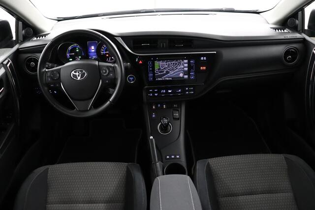 Toyota AURIS 1.8 Hybrid Executive | Trekhaak | Parkeersensoren | Stoelverwarming | Cruise-Control | Panorama Dak |