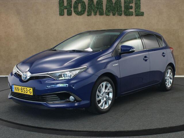 Toyota AURIS 1.8 Hybrid Trend - ORIGINEEL NEDERLANDSE AUTO - ACHTERUITRIJCAMERA - AUTOMATISCHE CLIMATE CONTROL - NAVIGATIESYSTEEM FULL MAP - PANORAMADAK - CRUISE CONTROL - RIJSTROOKSENSOR - VERKEERSBORDDETECTIE - GROOTLICHTASSISTENT - DAB ONTVANGER - LICHTMETALEN VELG