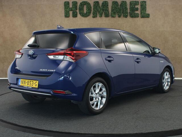 Toyota AURIS 1.8 Hybrid Trend - ORIGINEEL NEDERLANDSE AUTO - ACHTERUITRIJCAMERA - AUTOMATISCHE CLIMATE CONTROL - NAVIGATIESYSTEEM FULL MAP - PANORAMADAK - CRUISE CONTROL - RIJSTROOKSENSOR - VERKEERSBORDDETECTIE - GROOTLICHTASSISTENT - DAB ONTVANGER - LICHTMETALEN VELG