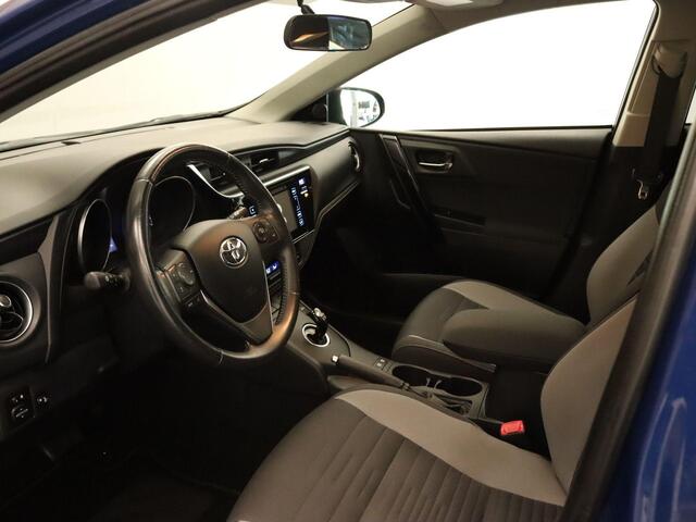 Toyota AURIS 1.8 Hybrid Trend - ORIGINEEL NEDERLANDSE AUTO - ACHTERUITRIJCAMERA - AUTOMATISCHE CLIMATE CONTROL - NAVIGATIESYSTEEM FULL MAP - PANORAMADAK - CRUISE CONTROL - RIJSTROOKSENSOR - VERKEERSBORDDETECTIE - GROOTLICHTASSISTENT - DAB ONTVANGER - LICHTMETALEN VELG