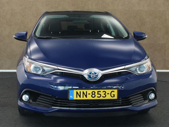 Toyota AURIS 1.8 Hybrid Trend - ORIGINEEL NEDERLANDSE AUTO - ACHTERUITRIJCAMERA - AUTOMATISCHE CLIMATE CONTROL - NAVIGATIESYSTEEM FULL MAP - PANORAMADAK - CRUISE CONTROL - RIJSTROOKSENSOR - VERKEERSBORDDETECTIE - GROOTLICHTASSISTENT - DAB ONTVANGER - LICHTMETALEN VELG