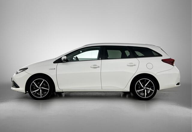 Toyota AURIS Touring Sports 1.8 Hybrid Dynamic Ultimate | Stoelverwarming | Buitenspiegels Elektrisch Verstel/inklapbaar | Cruise Control | Climate Control | Achteruitrijcamera | Parkeersensoren voor+achter | 17" Velgen |