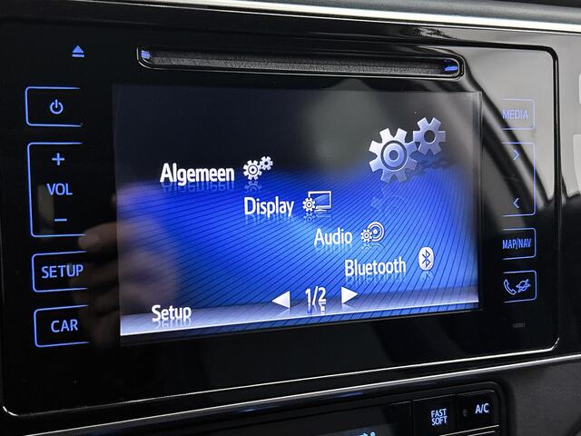 Toyota AURIS Touring Sports 1.8 Hybrid Dynamic Ultimate | Stoelverwarming | Buitenspiegels Elektrisch Verstel/inklapbaar | Cruise Control | Climate Control | Achteruitrijcamera | Parkeersensoren voor+achter | 17" Velgen |