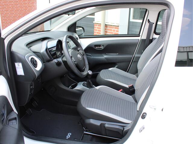 Toyota AYGO 1.0 VVT-i X-Play Limited Cabrio /LED/Elek. Schuifdak/Achteruitrijcamera/Elek. ramen/Apple carplay/AIRCO/15'LM/CV/NAP! 1e eig!