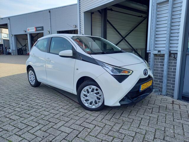 Toyota AYGO 1.0 VVT-i X-PLAY - CAMERA - NAVI - AIRCO - CRUISE LIM - NL AUTO -