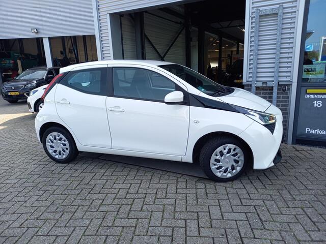 Toyota AYGO 1.0 VVT-i X-PLAY - CAMERA - NAVI - AIRCO - CRUISE LIM - NL AUTO -