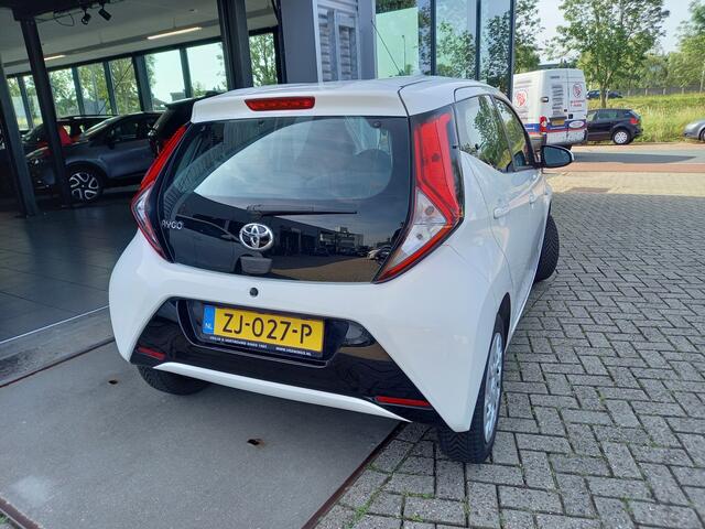 Toyota AYGO 1.0 VVT-i X-PLAY - CAMERA - NAVI - AIRCO - CRUISE LIM - NL AUTO -