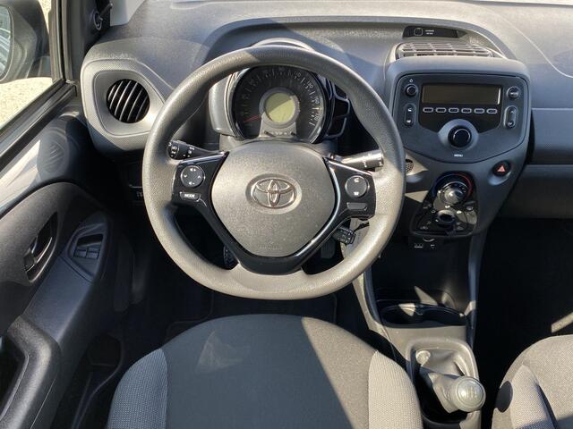 Toyota AYGO 1.0 VVT-i x-fun 5-DEURS, AIRCO, CRUISE CONTROL, BLUETOOTH-RADIO-USB-AUX, ELEK-RAMEN, ISOFIX, AIRBAGS, LED VERLICHTING, CENT-VERGRENDELING, 116.164 KM NAP, 1E EIGENAAR, WEGENBELASTING MAAR ¤ 23,- P/M