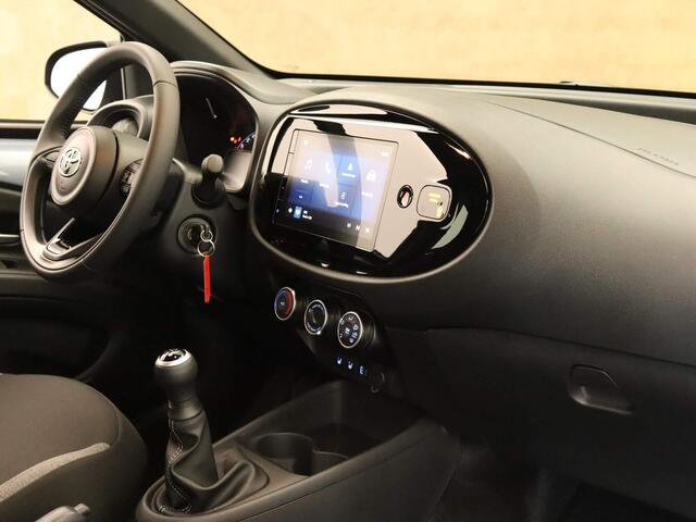 Toyota AYGO X 1.0 VVT-i MT Play - DIRECT UIT VOORRAAD LEVERBAAR - AIRCO - VOORSTOELEN VERWARMD - APPLE CARPLAY/ ANDROID AUTO - ADAPTIEVE CRUISE CONTROL - ACHTERUITRIJCAMERA -DAB RADIO