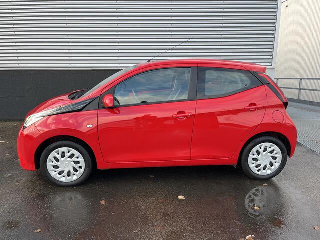 Toyota AYGO 1.0 VVT-i x-play Automaat incl Airconditioning, Parkeerhulp camera, Bluetooth, Centrale portiervergrendeling, ApplCarPlay / AndroidAuto.