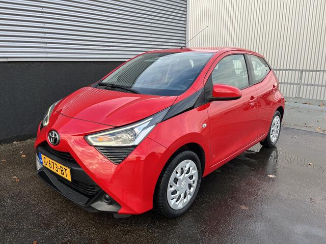 Toyota AYGO 1.0 VVT-i x-play Automaat incl Airconditioning, Parkeerhulp camera, Bluetooth, Centrale portiervergrendeling, ApplCarPlay / AndroidAuto.