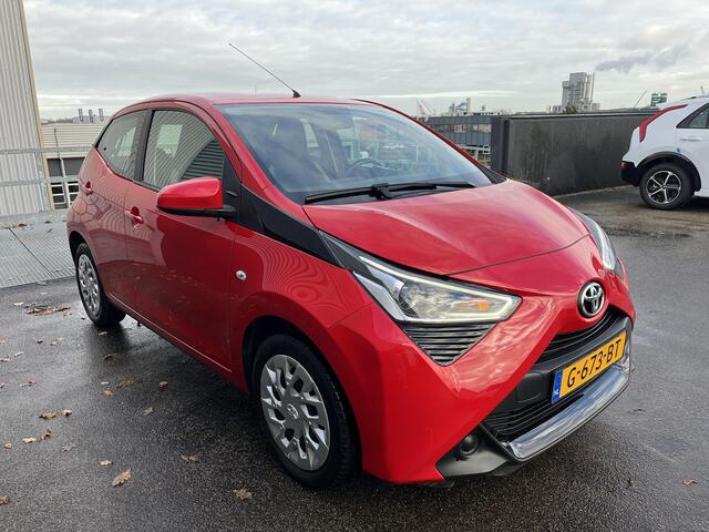 Toyota AYGO 1.0 VVT-i x-play Automaat incl Airconditioning, Parkeerhulp camera, Bluetooth, Centrale portiervergrendeling, ApplCarPlay / AndroidAuto.