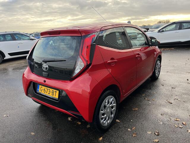 Toyota AYGO 1.0 VVT-i x-play Automaat incl Airconditioning, Parkeerhulp camera, Bluetooth, Centrale portiervergrendeling, ApplCarPlay / AndroidAuto.