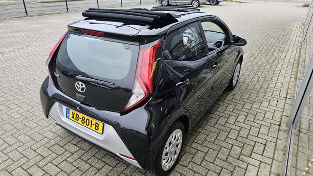 Toyota AYGO 1.0 x-play NLauto | 1e eigenaar | dealeronderhouden