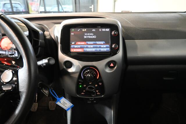 Toyota AYGO 1.0 VVT-i x-play Airco LED 1e Eigenaar Dealer Onderhouden! Inruil Mogelijk!