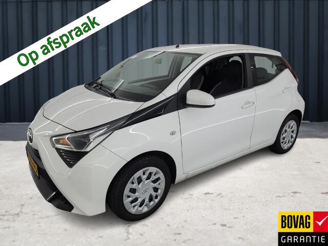 Toyota AYGO 1.0 VVT-i x-play (73 PK) 1e-Eig. Keurig-Onderh. BOVAG-Garantie. NL-Auto. Navigatie/Apple-Carplay/Android-Auto, Achteruitrijcamera, Hill-Hold, Airco, Privacy-Glas