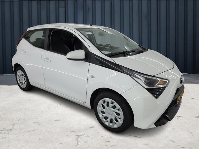 Toyota AYGO 1.0 VVT-i x-play (73 PK) 1e-Eig. Keurig-Onderh. BOVAG-Garantie. NL-Auto. Navigatie/Apple-Carplay/Android-Auto, Achteruitrijcamera, Hill-Hold, Airco, Privacy-Glas